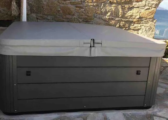 Waterfront - Stunning 6 Bedroom Annita With Pool